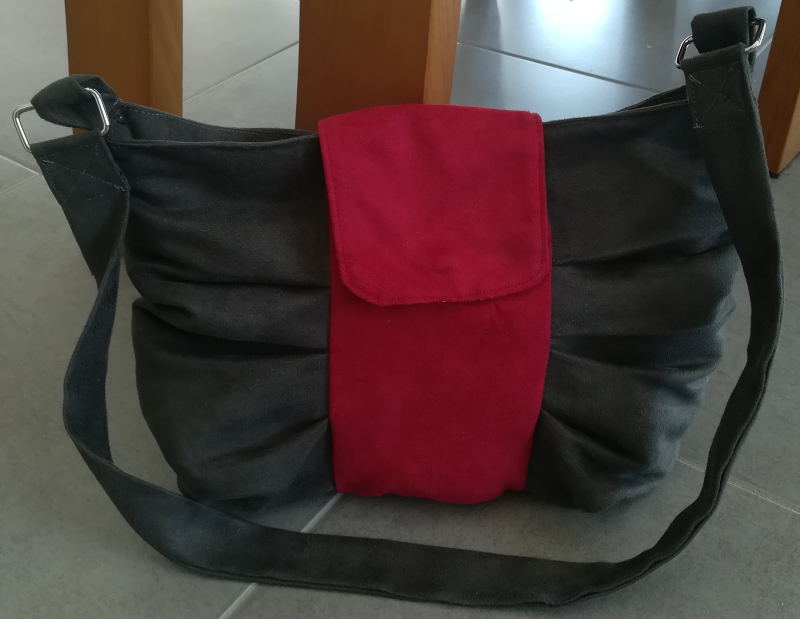 Sac en suédine gris et rouge 