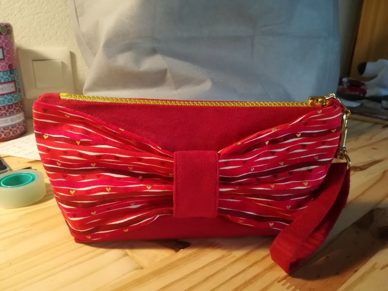 Trousse à maquillage rouge et or